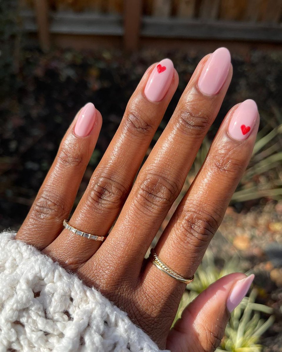 OPI_PRODUCTS's tweet image. This minimalistic red and pink heart mani from @lolo.nailedit has us swooning just in time for Valentine's Day! 😍
Shades: #PutItInNeutral, and #HeartAndConsoul
Shop here: cur.lt/khvezsxil