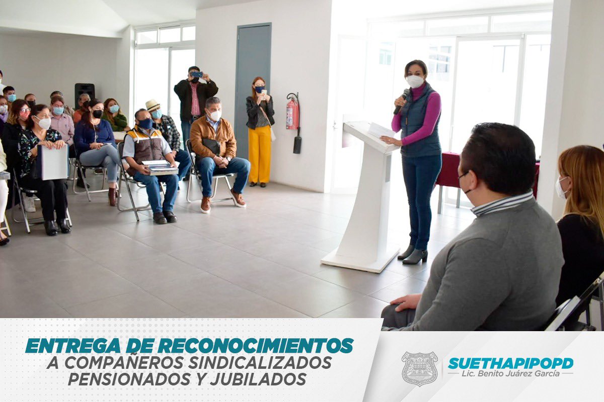 SUETHAPIPOPDOFL's tweet photo. El día de hoy, nuestro Secretario General @GonzaloJuarezM, entregó junto con la Presidenta del @SMDIF_Puebla, Liliana Ortiz, reconocimientos a compañeros jubilados y pensionados del #SUETHAPIPOPD. Extendemos nuestro reconocimiento por sus años de servicio. https://t.co/vFpqtrBxeu