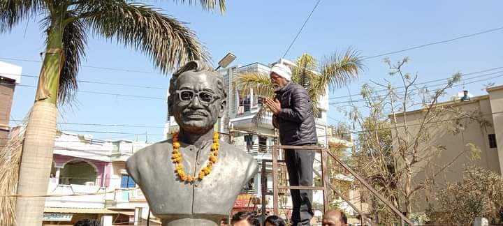 MukeshTandonBJP's tweet photo. एकात्म मानववाद के प्रणेता  पंडित दीनदयाल उपाध्याय जी की पुण्यतिथि पर कार्यकर्ताओं के साथ माल्यार्पण कर श्रद्धांजलि अर्पित की, ये एकात्म मानववाद की ही अवधारणा है जिसका अनुपालन कर आज भाजपा सरकार गरीब जनता तक आधारभूत सुविधाएं आज पहुंचा सकी है। 
#DeenDayalUpadhyaya 
एकात्म मानववाद https://t.co/4QIdBT2kgH