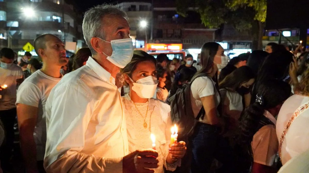HectorAMonsalve's tweet photo. #AEstaHora acompañamos la velatón #UnaCalleParaLaNormal, apoyando a la toda la comunidad de la I.E. Escuela Normal Superior María Auxiliadora, cuyo acceso sufrió graves afectaciones en octubre de 2021, cuando un movimiento en masa hizo que fallara el talud. https://t.co/Xl6qng1WwA