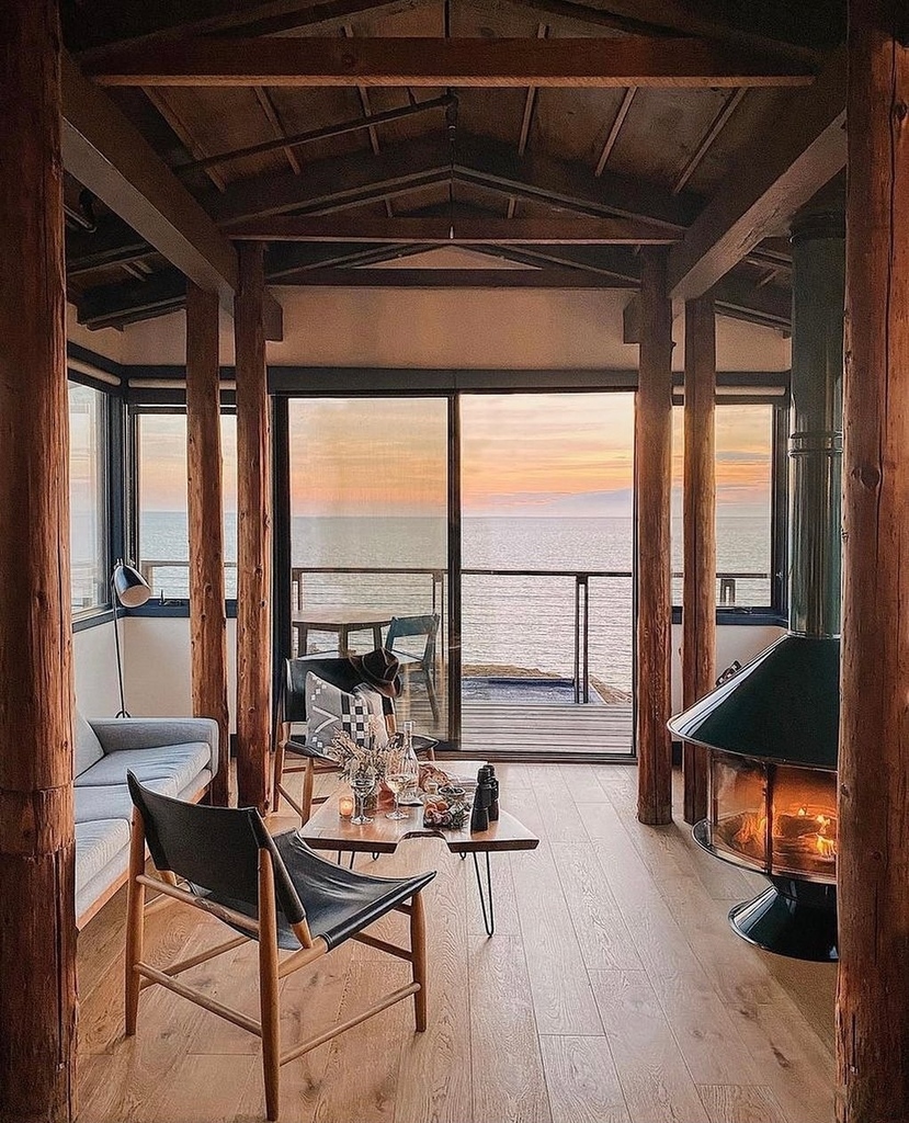 Who are you bringing with you to this magical getaway?⁠
⁠
📍: @timbercoveresort⁠
📷: @danieltriassi instagr.am/p/CZ21Tlmua3k/