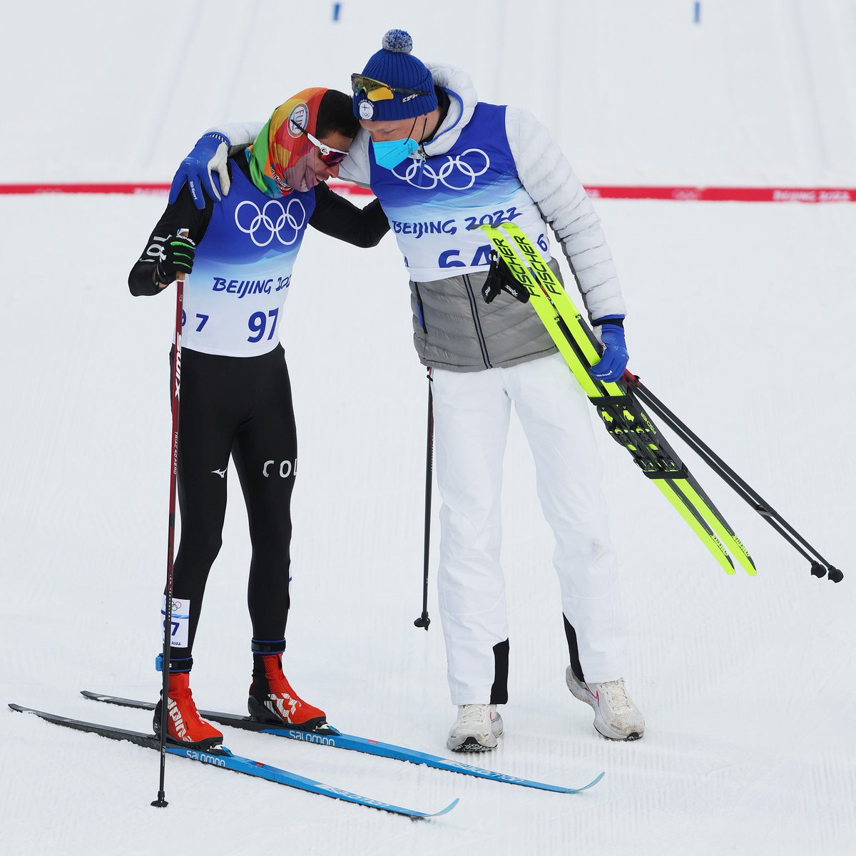 After finishing last in the #CrossCountrySkiing 15km, Carlos Quintana 🇨🇴 was embraced by #Gold medallist Iivo Niskanen 🇫🇮.

“All athletes must respect each other, everyone has worked hard to be here,” said the Olympic champion during the press conference.

What a moment ❤️