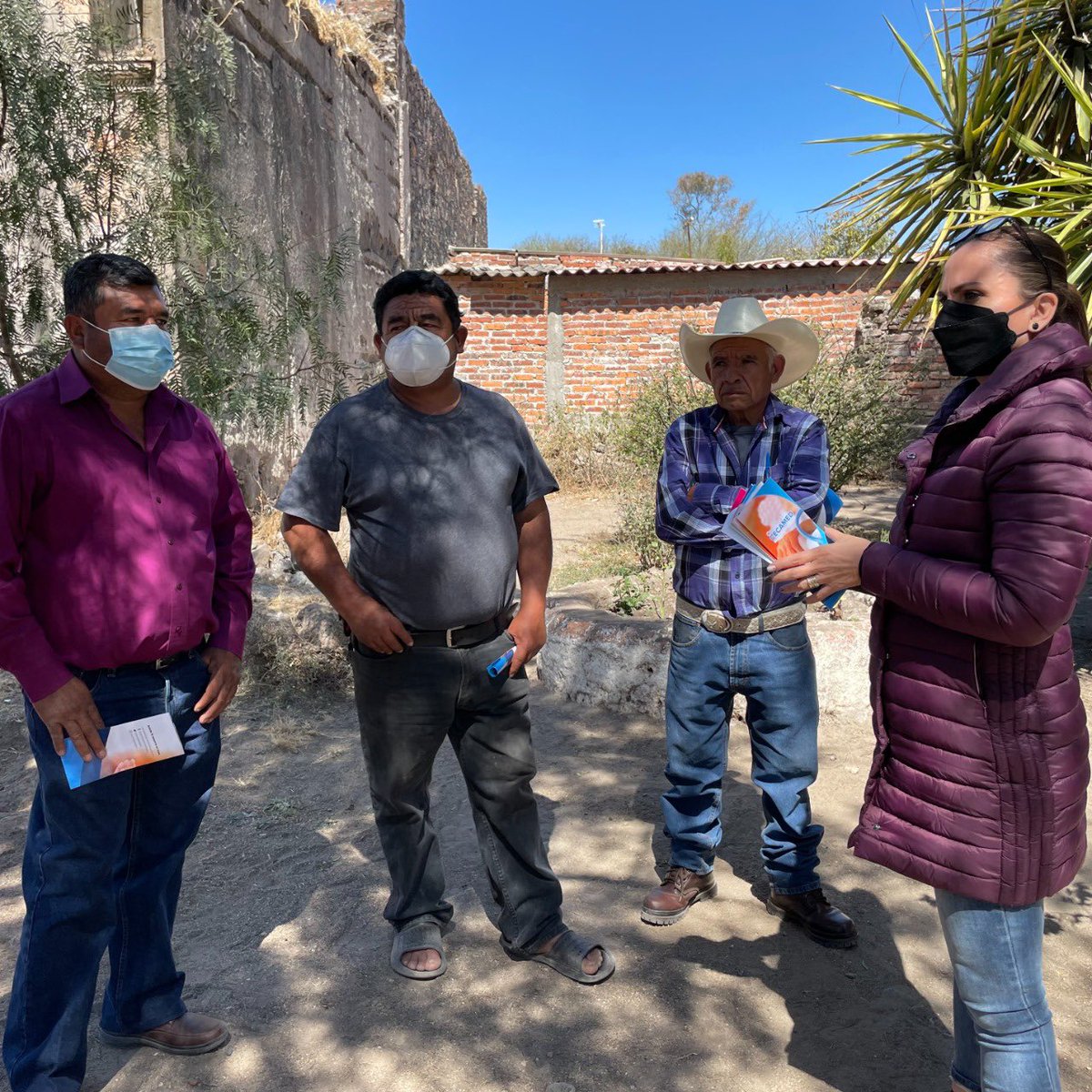 CecamedGente's tweet photo. Gracias por visitarnos en la comunidad de Serrano durante la #BrigadaDIF donde brindamos información de los servicios que ofrece la #CECAMED. https://t.co/e9vNRuWEzA