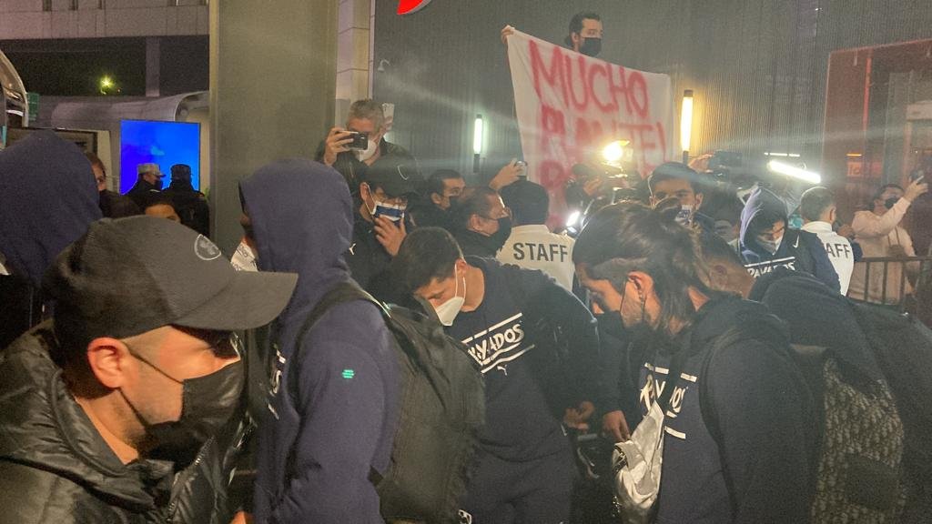 PierroTigre's tweet photo. Llegó @rayados a suelo regio y llegaron como #convictos, como #presidiarios, mirando al suelo todos, para no ver a los "ojos" a la cámara y que no les tomarán la cara. https://t.co/LgleNyQHaF