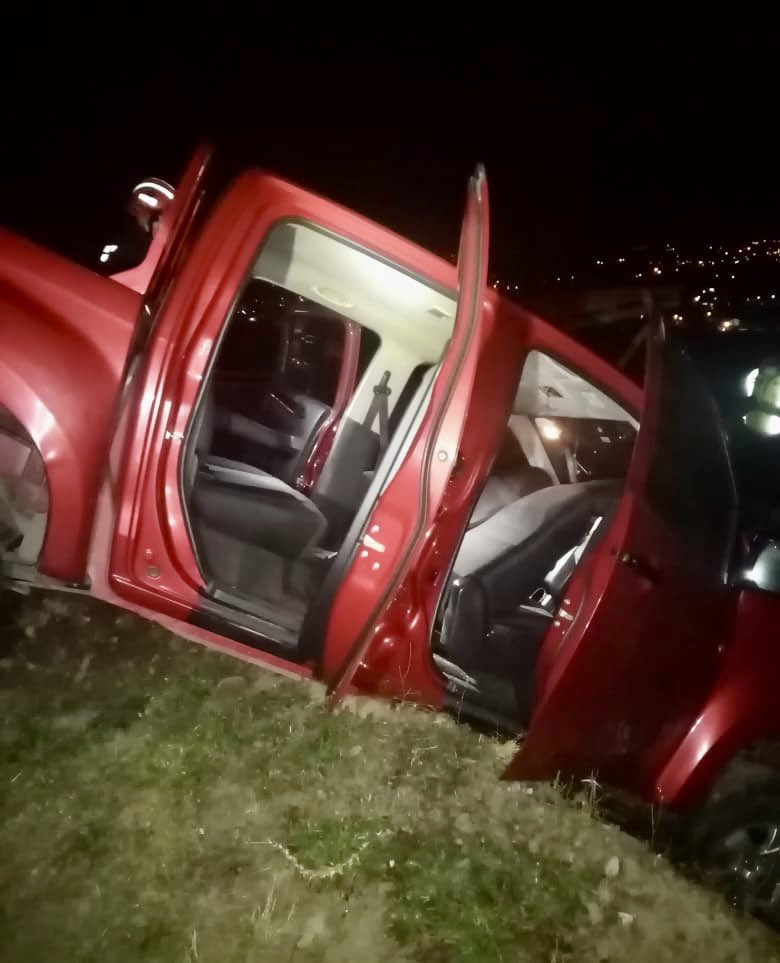 BomberosQuito's tweet photo. 👨🏻‍🚒A esta hora, nuestro equipo atiende una emergencia en el sector de Angamarca.

Un vehículo liviano perdió pista y chocó contra un muro, dejando como resultado una persona herida.

🚑 Nuestros paramédicos brindan atención al conductor, quien por fortuna no sufrió heridas graves. https://t.co/dxBk4nRTQD