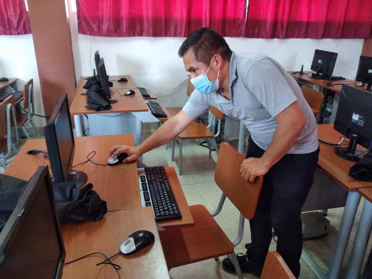 CarmitaArmijos_'s tweet photo. Hoy en el Colegio de Bachillerato Vilcabamba, se realizó el mantenimiento de los equipos  informáticos del laboratorio de computación,  Rober Carrión funcionario de Tics distrital cumpliendo su trabajo. https://t.co/bnBnXPaQwg