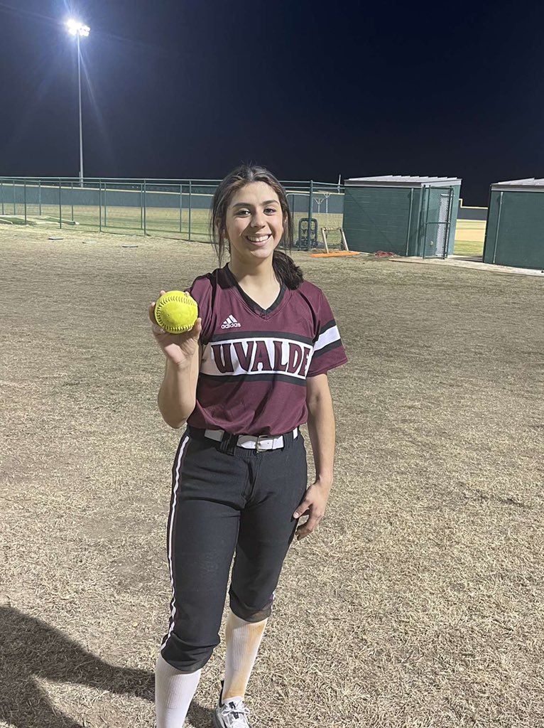 LoboUvalde's tweet photo. Zoey Ibarra hits a homerun over centerfield fence 🥳
Uvalde Lobos win 10-7 against Southwest Legacy ‼️ https://t.co/jCkSMRpQPa