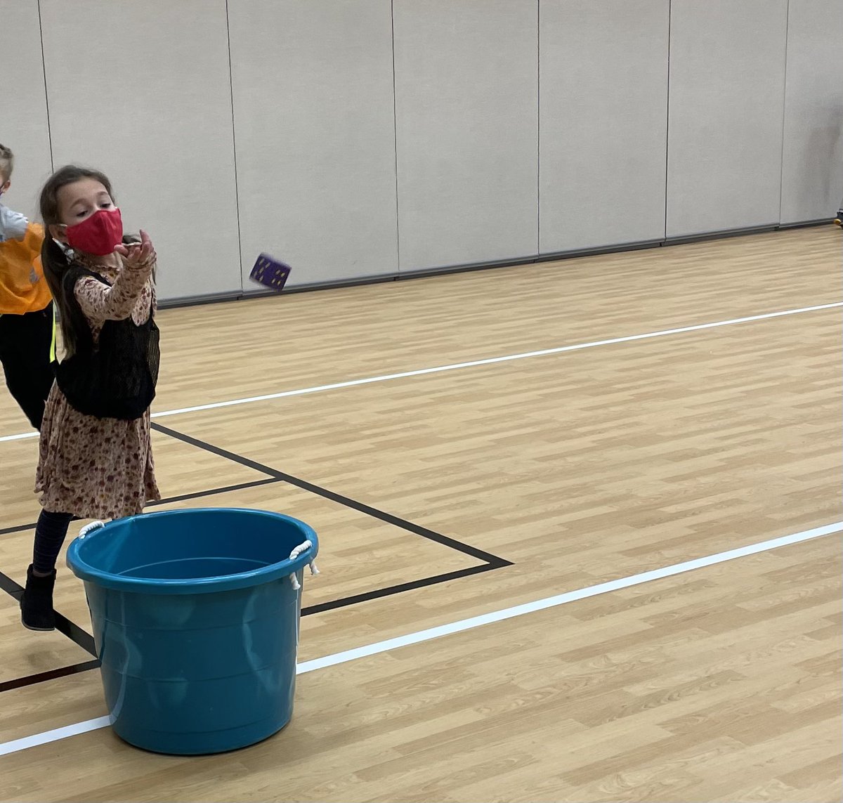 MrsScintaSLES's tweet photo. Check out these awesome Kinder Turtles! So much learning happening! They are working hard on their underhand throw, stepping in opposition, hand eye coordination, working with a partner, taking turns, and cheering each other on! 💙💚🧡🐢@SouthLakesEl1 https://t.co/yv6W9PFjPg