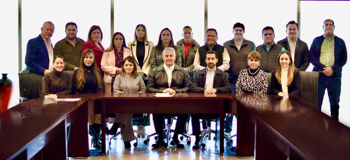 ENRIQUE_SAR's tweet photo. Hoy concluimos en la #NovenaRegiduria una semana de intenso trabajo atendiendo a ciudadanas y ciudadanos, representantes sociales y reuniones de comisiones #TorreonSiemprePuede
@mrikelme @romanalbertoc @EduardoOlmosC https://t.co/YJcbcP6i5f