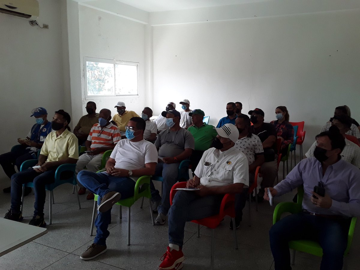 JuanGotopo's tweet photo. Reunión con Exportadores, marinos y agentes navieros de #LaVelaDeCoro

#Curacao #LaVeladeCoro https://t.co/eD65X0LLjQ