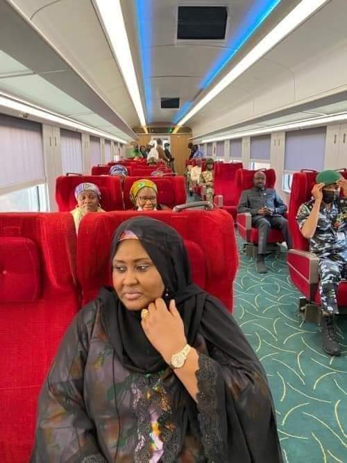 OKEKEOLIVER2's tweet photo. #WeAreMakingProgress
HE Aisha Buhari, First Lady of the Federal Republic of Nigeria on a train from Abuja to Kaduna.
Call it whatever you like but I say this is the way to go.
This is the kind of pictures some Nigerians love to grab from the UK and troll us with. https://t.co/b7xNGPbeDC