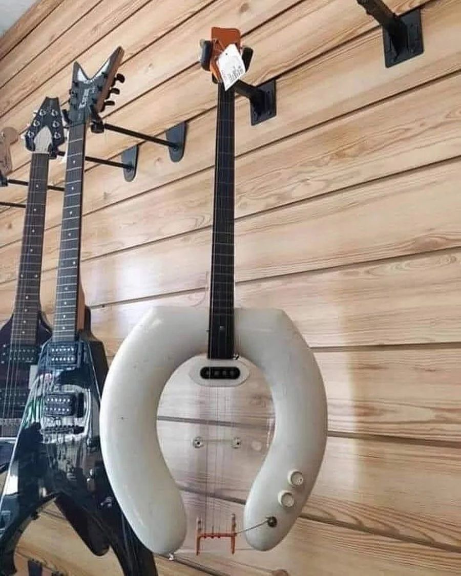 RenssyBass's tweet photo. Name this guitar. https://t.co/0ooFmFmE6Z