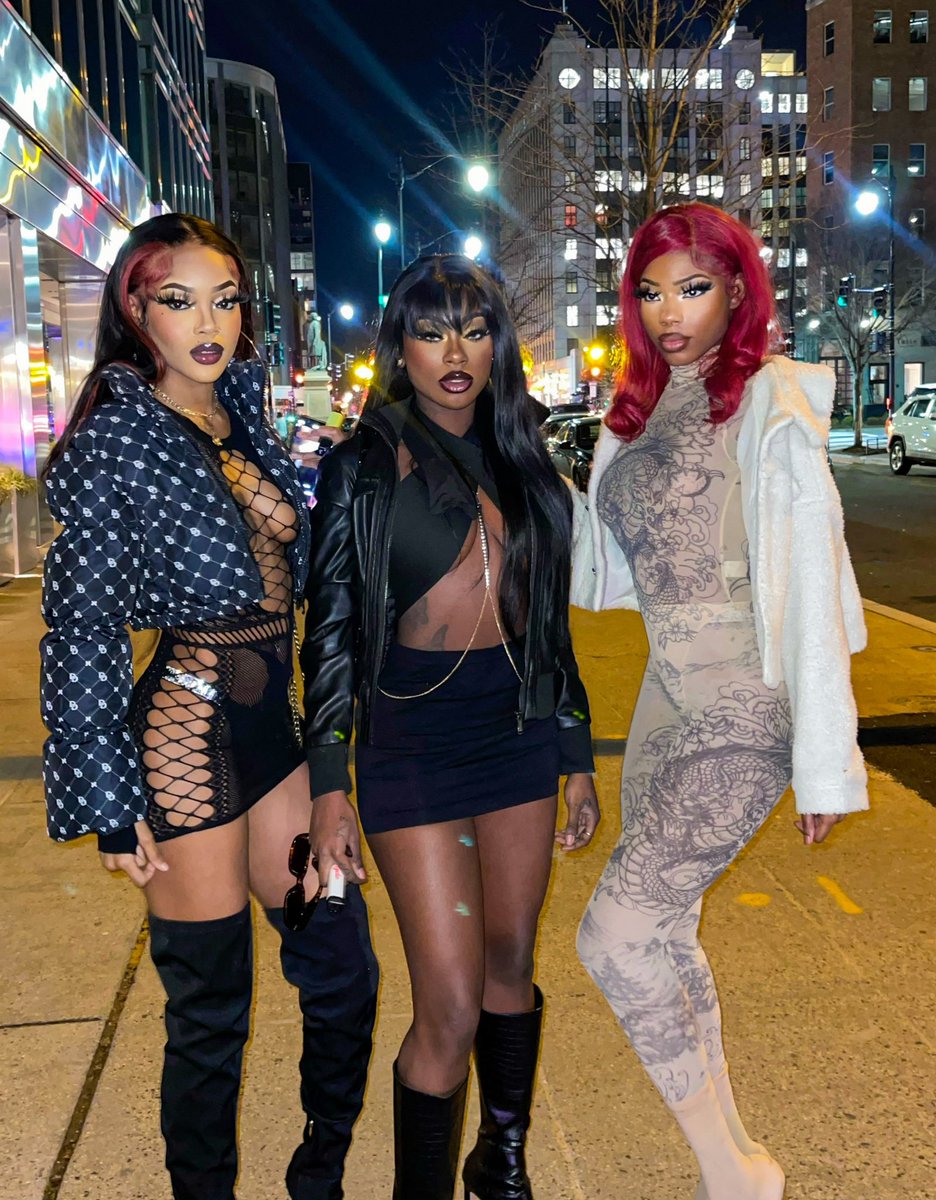 4daluvofmonie's tweet photo. Real life bratz dolls https://t.co/jqDMHhKkVB