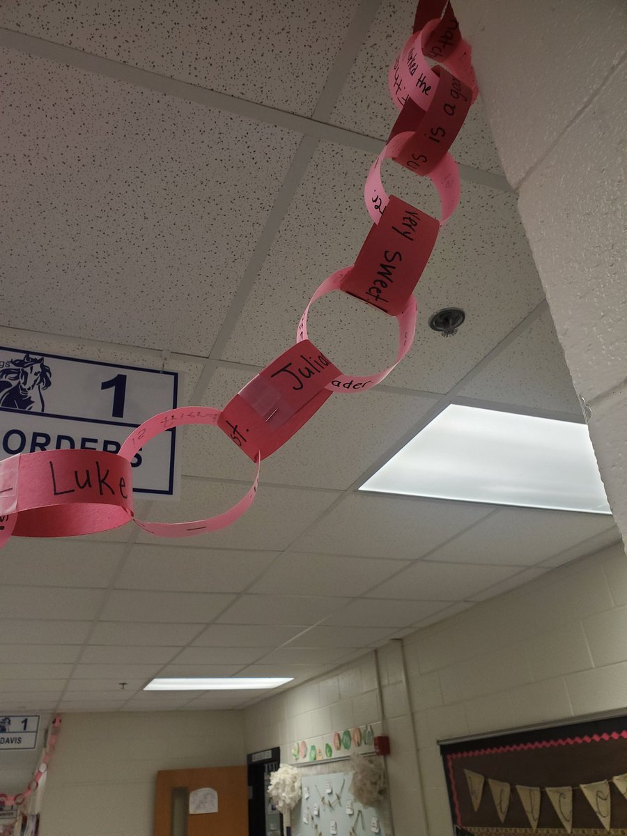 MPEBorders's tweet photo. First grade friendship chain challenge!  Write something postive about your classmates to make them smile and spread positive vibes! Its easy to be kind! All chain links were sweet notes written by first graders about their fellow classmates! #bekind #positivevibes #mpe https://t.co/81082dHZxF