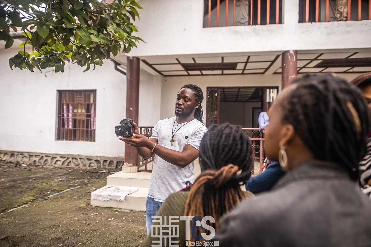 TES_RDC's tweet photo. Étape très importante pour les participantes de la formation; #comment faire les réglages #manuels. 

Les participantes font des exercices en #mode #manuel pour la 1ère fois avec l'aide du formateur @martin_lukongo_ml et son assistant @narcisse_phoenixart 

#photography #drc https://t.co/qrUqUjDnV8