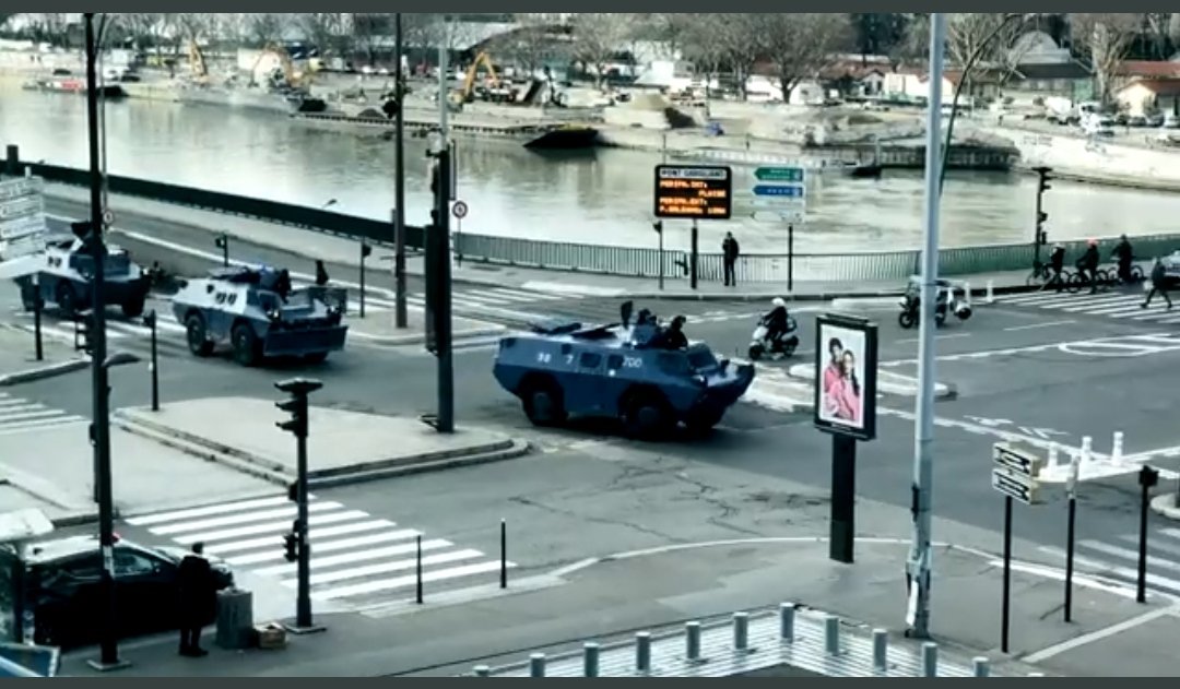 El_Tigre______'s tweet photo. Il ya nos impôts qui nous bloque l'entrée de Paris 😂😂#convoisdelaliberté https://t.co/DHkBDDANo9