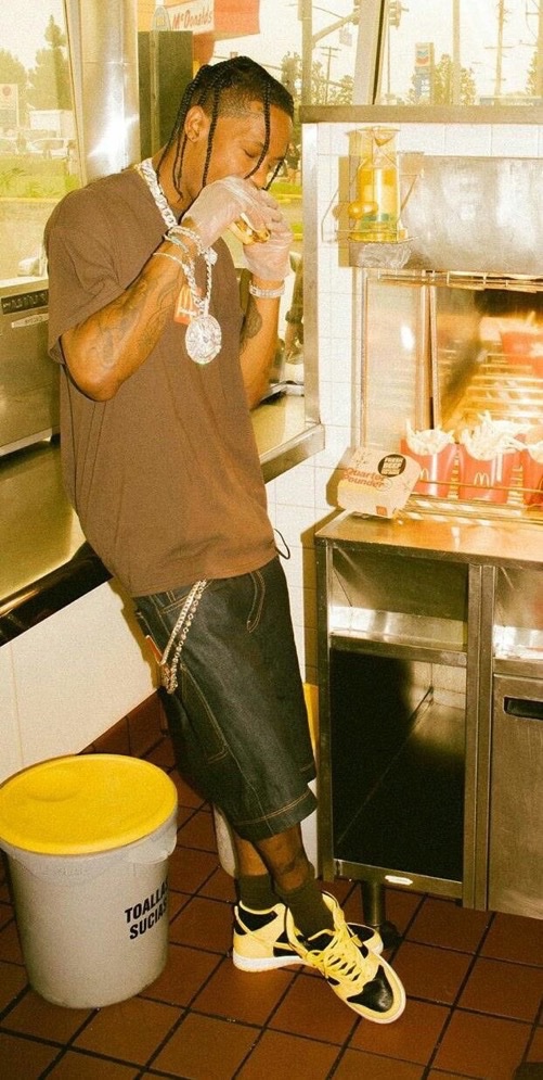 hardrappics's tweet photo. travis scott at mcdonald’s, 2020 https://t.co/GzYKQ3TfFk