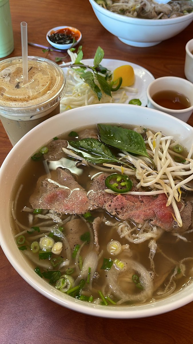 davidzhuuu's tweet photo. nothing like pho on a hot day https://t.co/zz4UBtCIzs