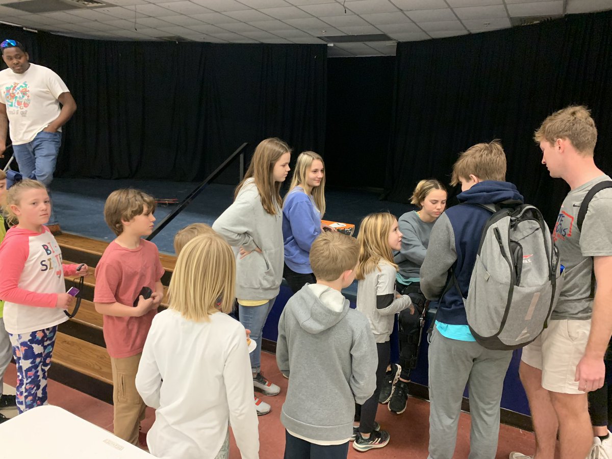 PikeLibGBB's tweet photo. Students in grades 1-6 who participated in our Pike Lib Pee Wee Basketball program this season were served pizza by members of our Varsity Girls’ and Boys’ Basketball teams. Thanks to all volunteers who helped! We are excited to see these students continue to grow and develop! https://t.co/tQkXgXDNen