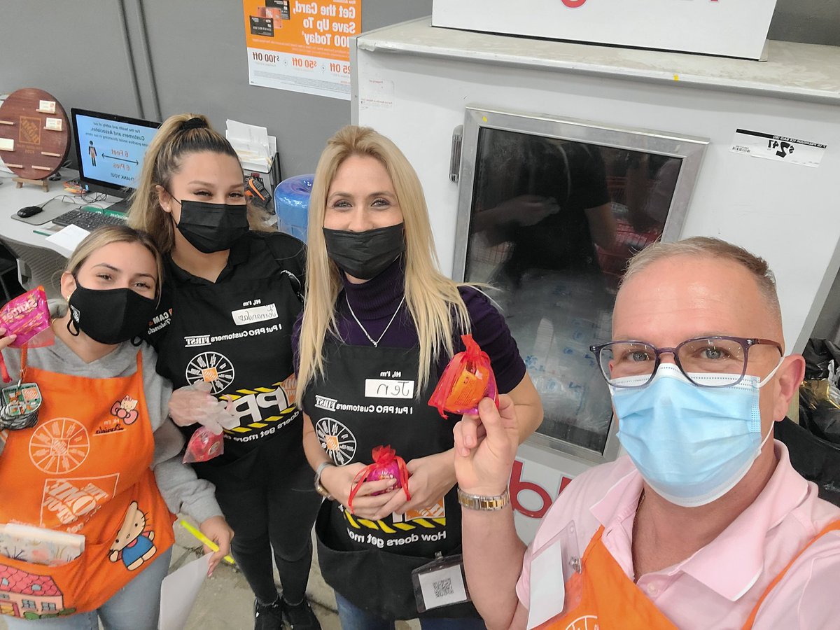 Happy Valentines Day. #takingcareofourassociates. #earlycelebration, #happyvalentinesday. <a href="/GIORIVERA27/">GIOVANNI  RIVERA</a> , <a href="/Erika_AR_HD/">Erika De Jesus</a> , @Padron_Dani206