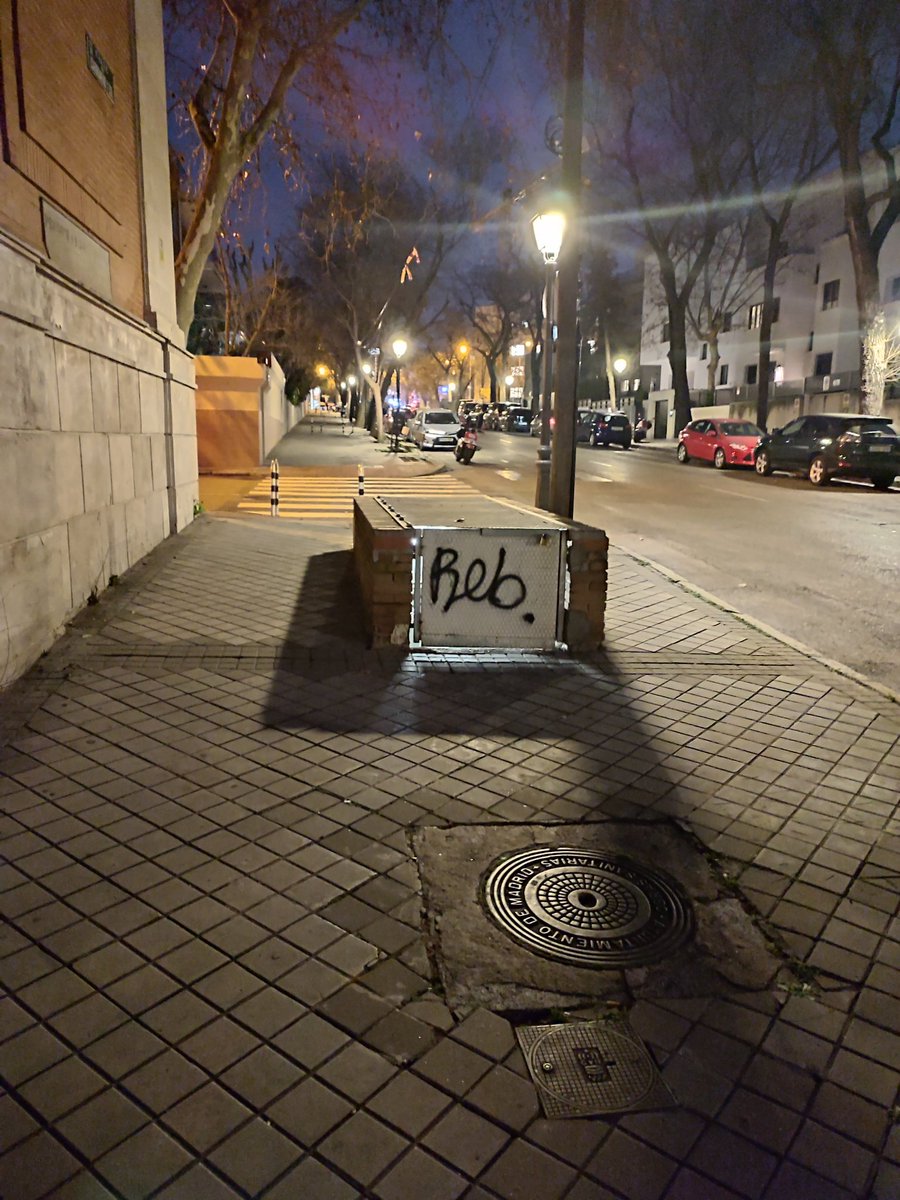 cferrerpb's tweet photo. @Lineamadrid hay un subterráneo en la calle Carbonero y Sol esquina con calle Felipe Pérez y González, donde hace unas semanas estaban arreglando algo unos operarios. Desde entonces la luz está encendida, creo que pueden habérsela dejado sin querer. https://t.co/c27TTk7UYC