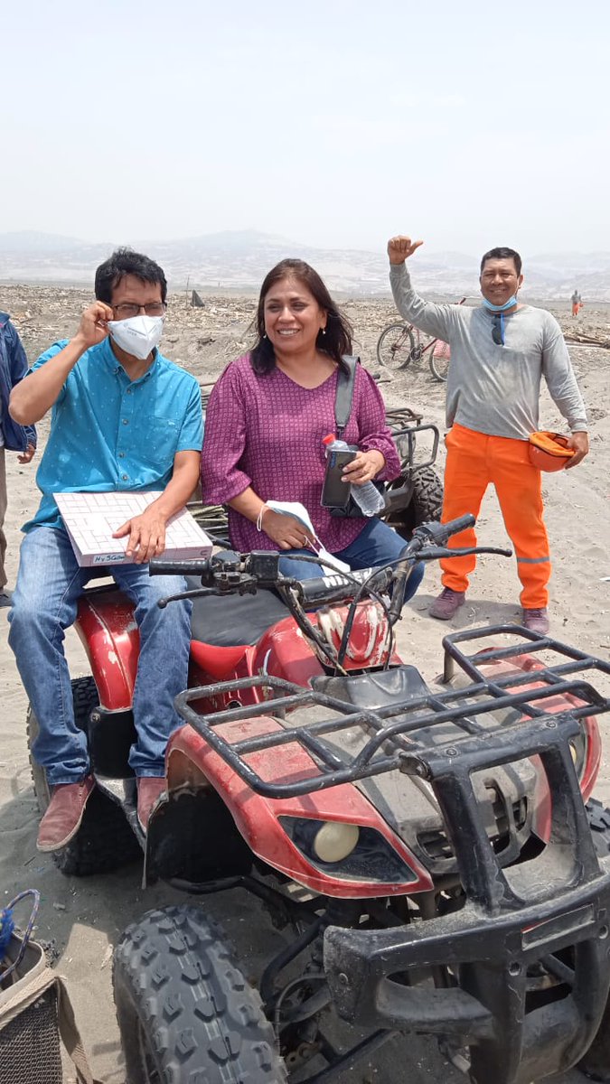 ¡Qué foto más linda!  Regalo de mis amigos pescadores de la Asociación de Pescadores Artesanales Orilleros Redilleros de las Playas de Costa Azul en Ventanilla. Estoy muy honrada de acompañarlos en el justo reclamo por sus derechos. Defiendo causas justas.
