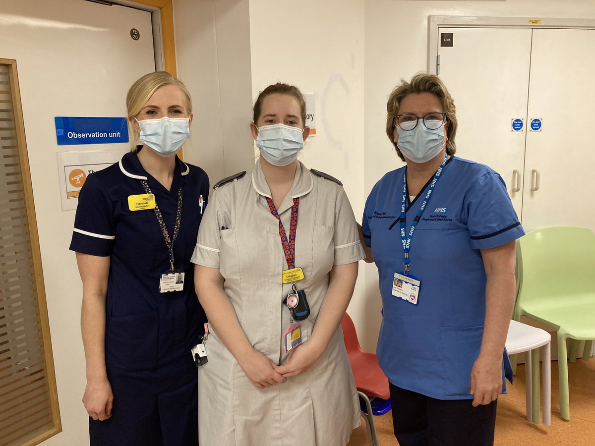 Very special moment for Calypso one of our first TNAs in BRHC getting her ‘epaulettes’ from SW CNO @sue_doheny 🙏🏽⭐️ great to see progress & innovation @uhbwNHS #futureworkforce #nursingprofession @teamCNO_ @bethshirt @RachelHHughes01