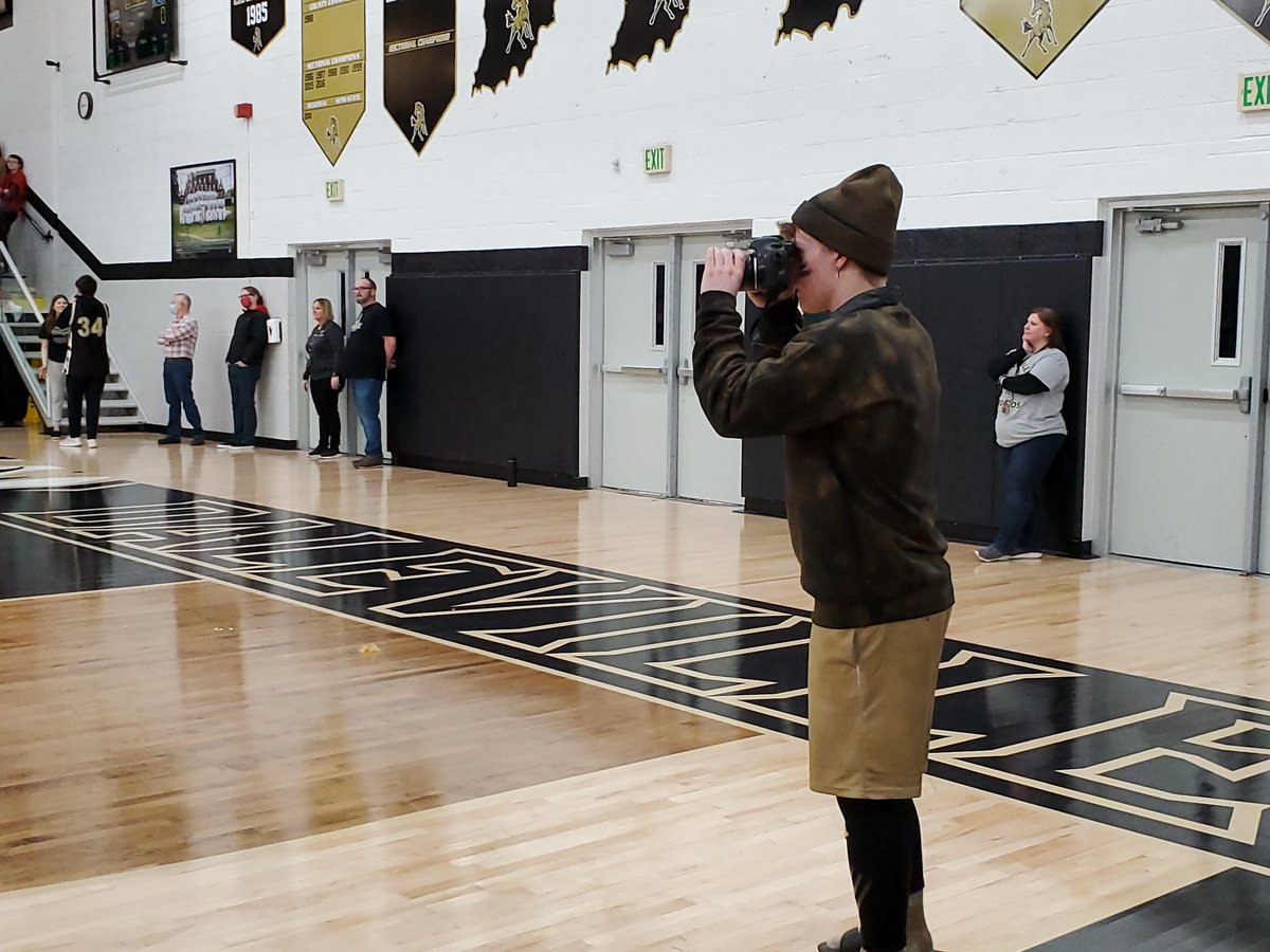 DHS_studntmedia's tweet photo. These Student Media all stars hard at work during today's Homecoming pep rally!! #wehavethebestkids #studentmedia #studentphotographers #homecoming2022 #itsstillagreatdaytobeabronco 🖤💛 https://t.co/SIbZzYPZP0