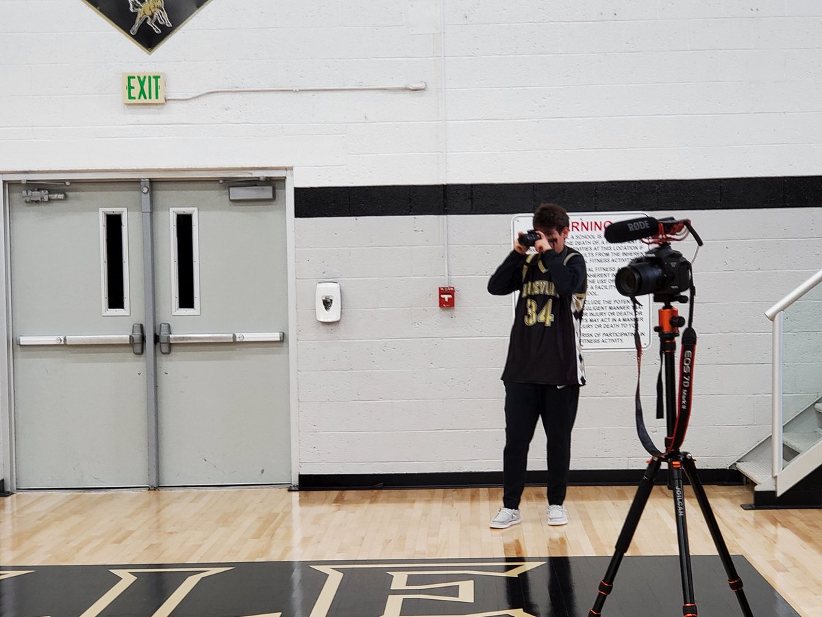 DHS_studntmedia's tweet photo. These Student Media all stars hard at work during today's Homecoming pep rally!! #wehavethebestkids #studentmedia #studentphotographers #homecoming2022 #itsstillagreatdaytobeabronco 🖤💛 https://t.co/SIbZzYPZP0