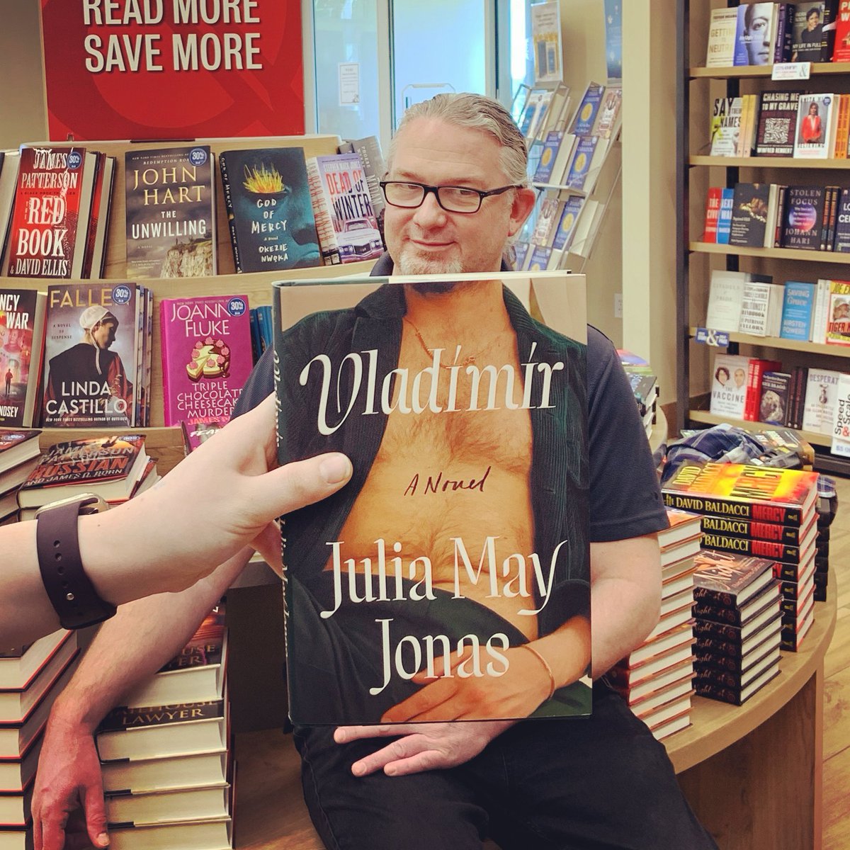 This #bookface is here to ask the question….this #valentinesday who says your boyfriend has to be real?
#bn #bnbuzz #bookfacefriday