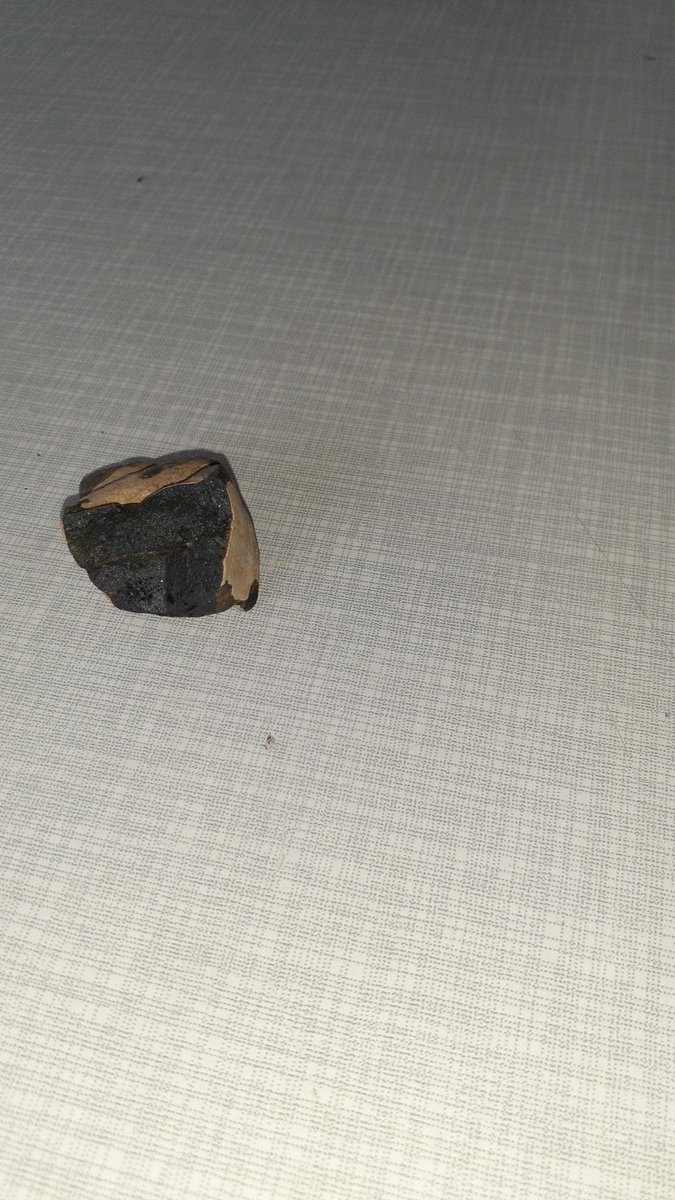 Böyle taslar bulduk biraz miknatisli  goktasi olabilirmi bilgisi olan varmi 
#çöktü