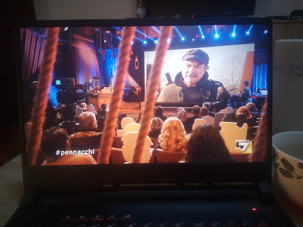 Fra_Aq16's tweet image. Sulla frontiera bosniaco-croata da Bihać affrontiamo i venti di guerra con @welikeduel, bruciando i confini con i migranti che cercano l'Europa @YaBastaBologna @LabAq16 #burn #healthonthemove #balkanroute