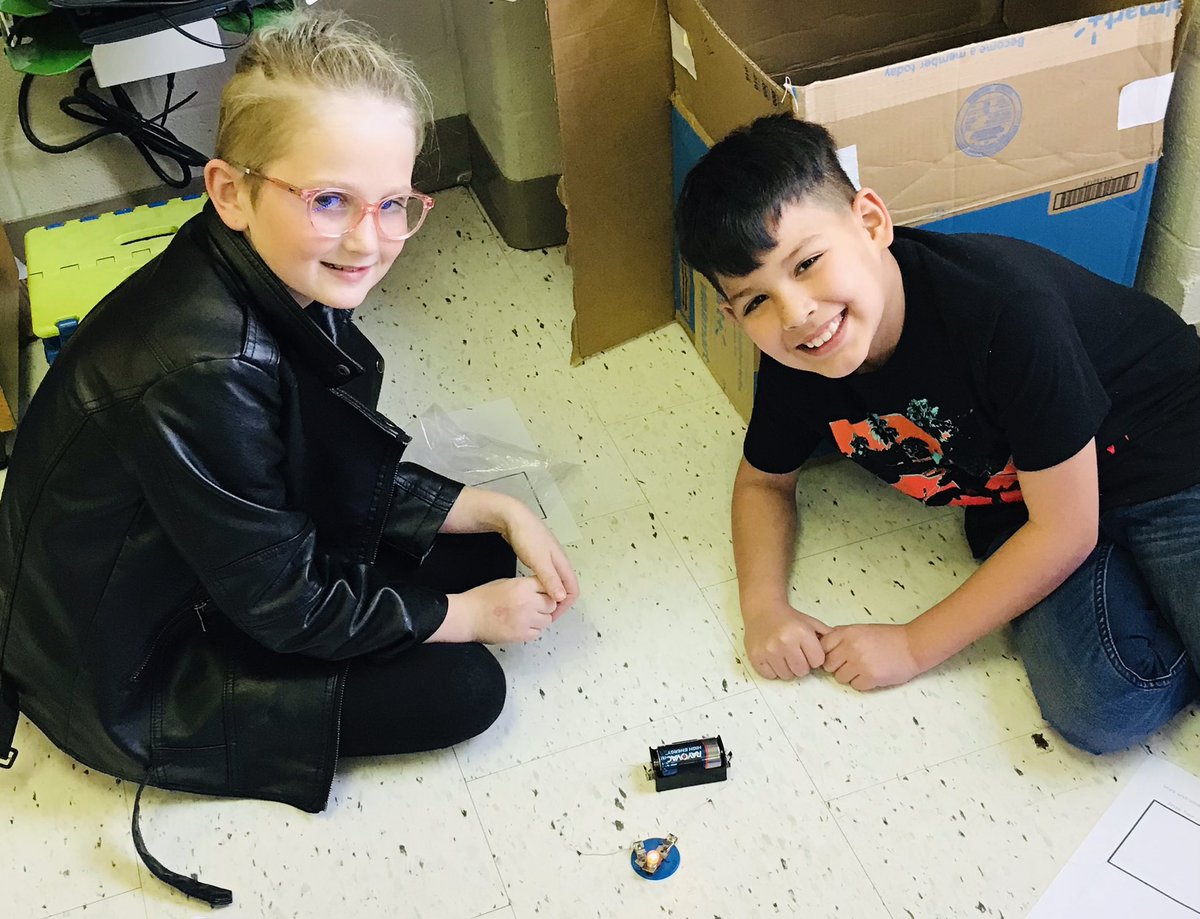 dawn_husky's tweet photo. Students creating working circuits @kdjarratt @PGEcubs @ksteach2018 https://t.co/KWXxewBujW