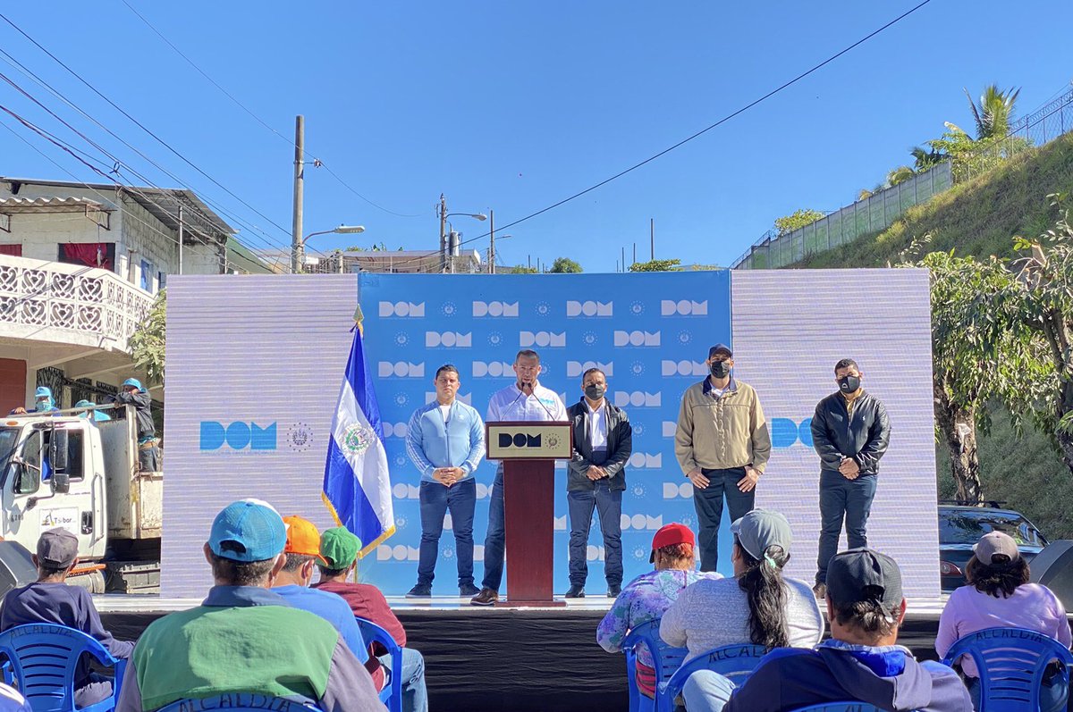 RavinSosa's tweet photo. Este día, junto al Director de la @ObraMunicipal , Álvaro O’Bryrne, dimos inicio a la segunda fase del Plan Nacional de Bacheo, en Residencial Altavista, Tonacatepeque. https://t.co/hxLivAP4QI
