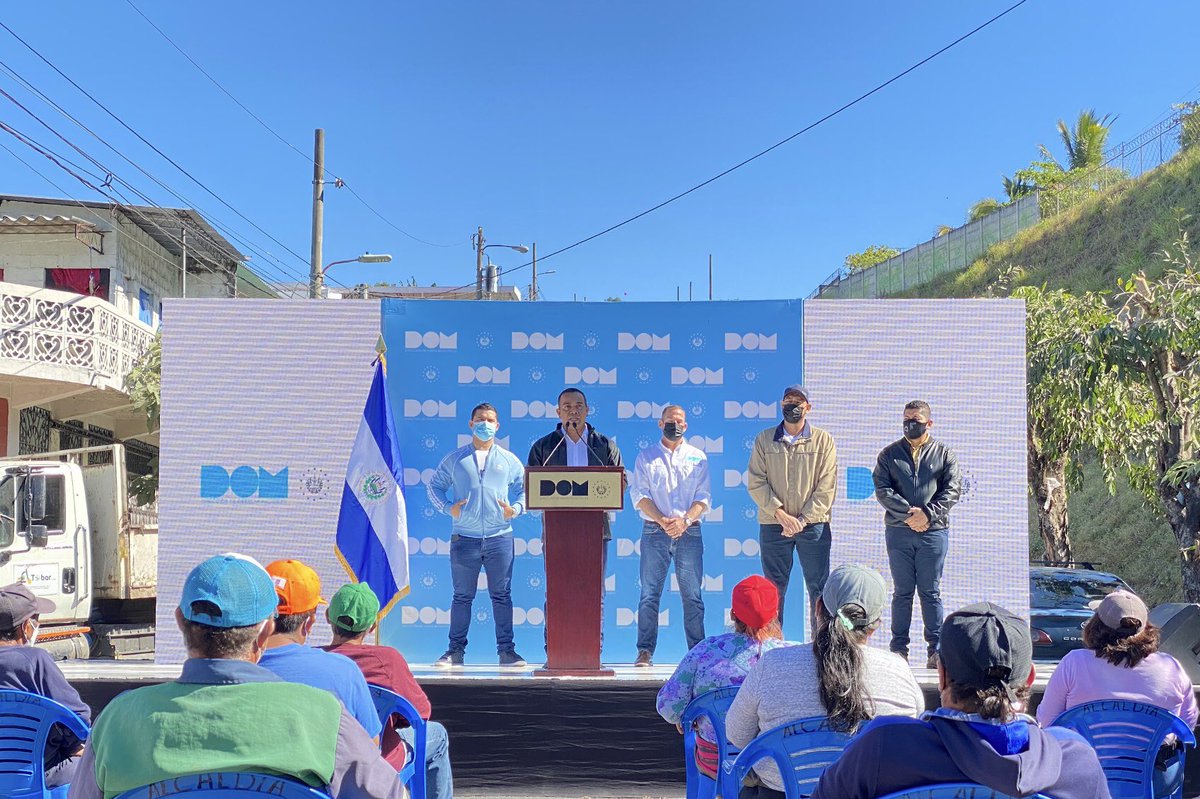 RavinSosa's tweet photo. Este día, junto al Director de la @ObraMunicipal , Álvaro O’Bryrne, dimos inicio a la segunda fase del Plan Nacional de Bacheo, en Residencial Altavista, Tonacatepeque. https://t.co/hxLivAP4QI