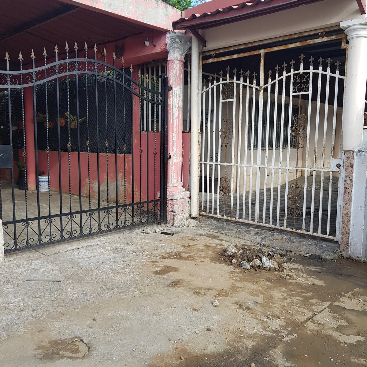 LorelyRivera's tweet photo. @IDAANinforma @UrbLarosita Así lo dejaron, de nuevo sin tapa y corriendo el riesgo de que se vuelva a romper la tubería, además los escombros los dejaron obstruyendo la entrada de dos residencias de @UrbLarosita, el trabajo está incompleto @IDAANinforma ... https://t.co/fK0RGP0Yht