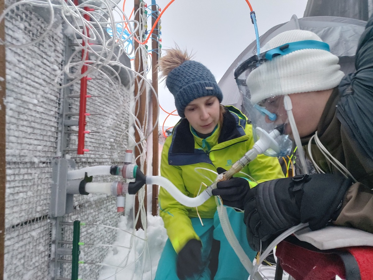 CVUTFEL's tweet photo. Přežití v lavině – jedno z témat Ing. Siegra [kat. fyziky] a jeho kolegů z #FBMI @CVUTPraha, @ArmadaCR a #FTVS @UniKarlova https://t.co/XoLKHDYbVE https://t.co/L0FsWfswOF