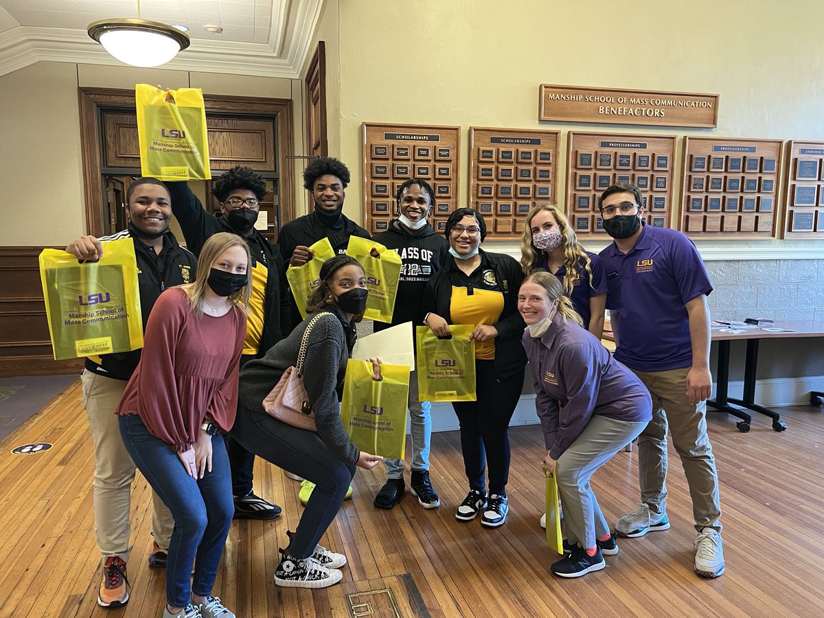 ManshipSchool's tweet photo. Happy Fri-Yay from St. James High School’s broadcast journalism students who are visiting our school today from Vacherie, Louisiana! Future @lsureveille, @lsutigertv, @LSUGumbo &amp; @KLSURadio superstars in the making!  💜  #GeauxManship https://t.co/gAes5qLQM0