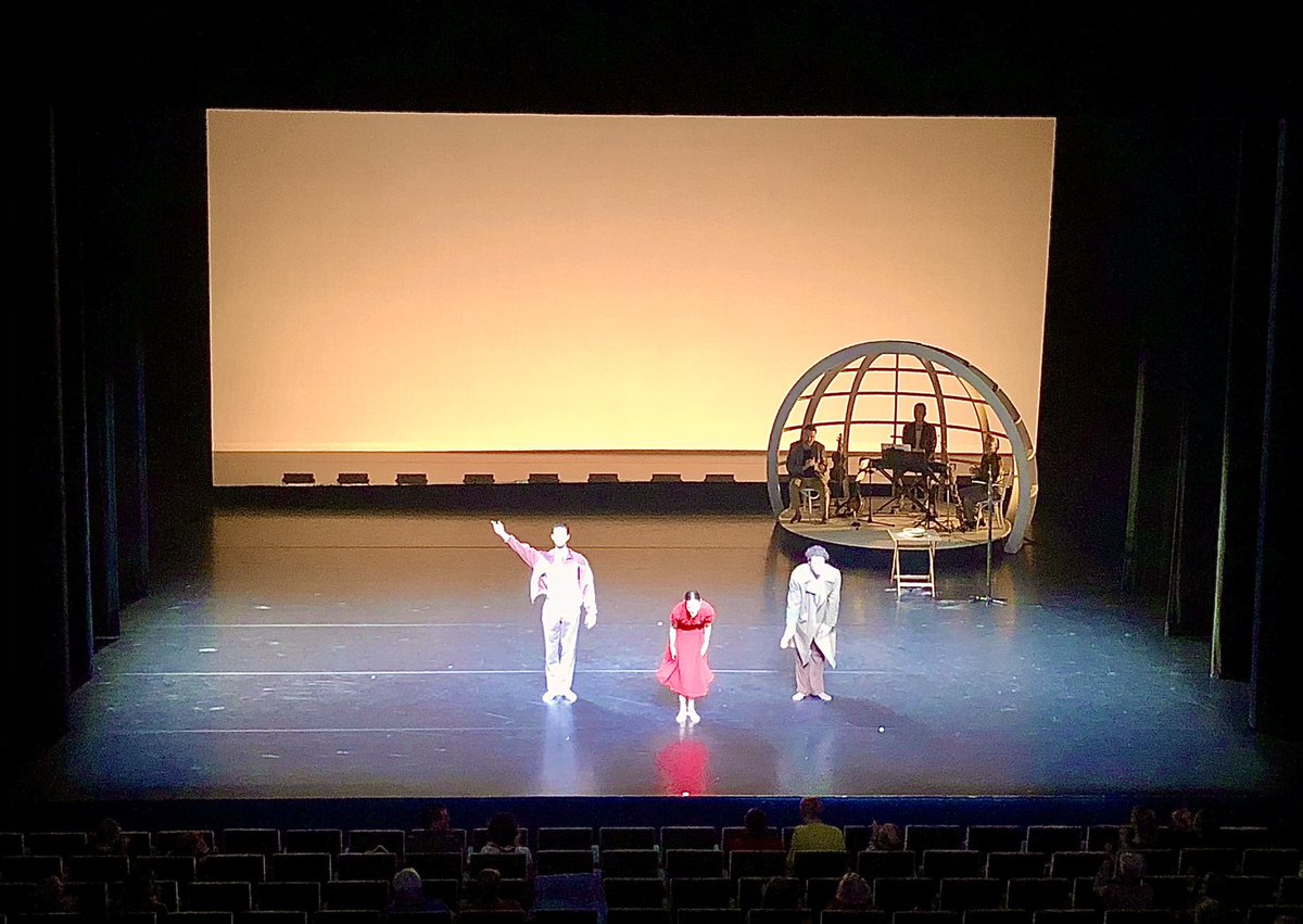 CollageAlmere's tweet photo. Heerlijk om leerkrachten uit #Almere mee naar het theater te mogen nemen! #culturelerugzak #dans #verbinding #hetmagweer https://t.co/bi6ZJz2MhU