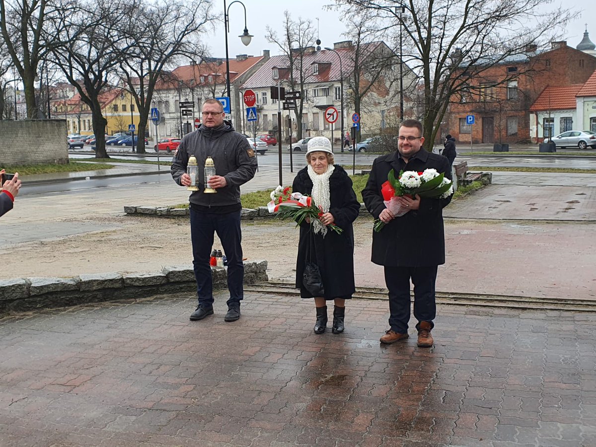 PTozsamosc's tweet photo. Wiceprezes @RuteckiAndrzej złożył wiązanki kwiatów z panią Teresą Krowicką- byłą więźniarką niemieckiego obozu #KLSoldau pod pomnikiem abp. #Nowowiejskiego biskupa płockiego w 164. rocznicę urodzin. https://t.co/FbZCiN2hLa