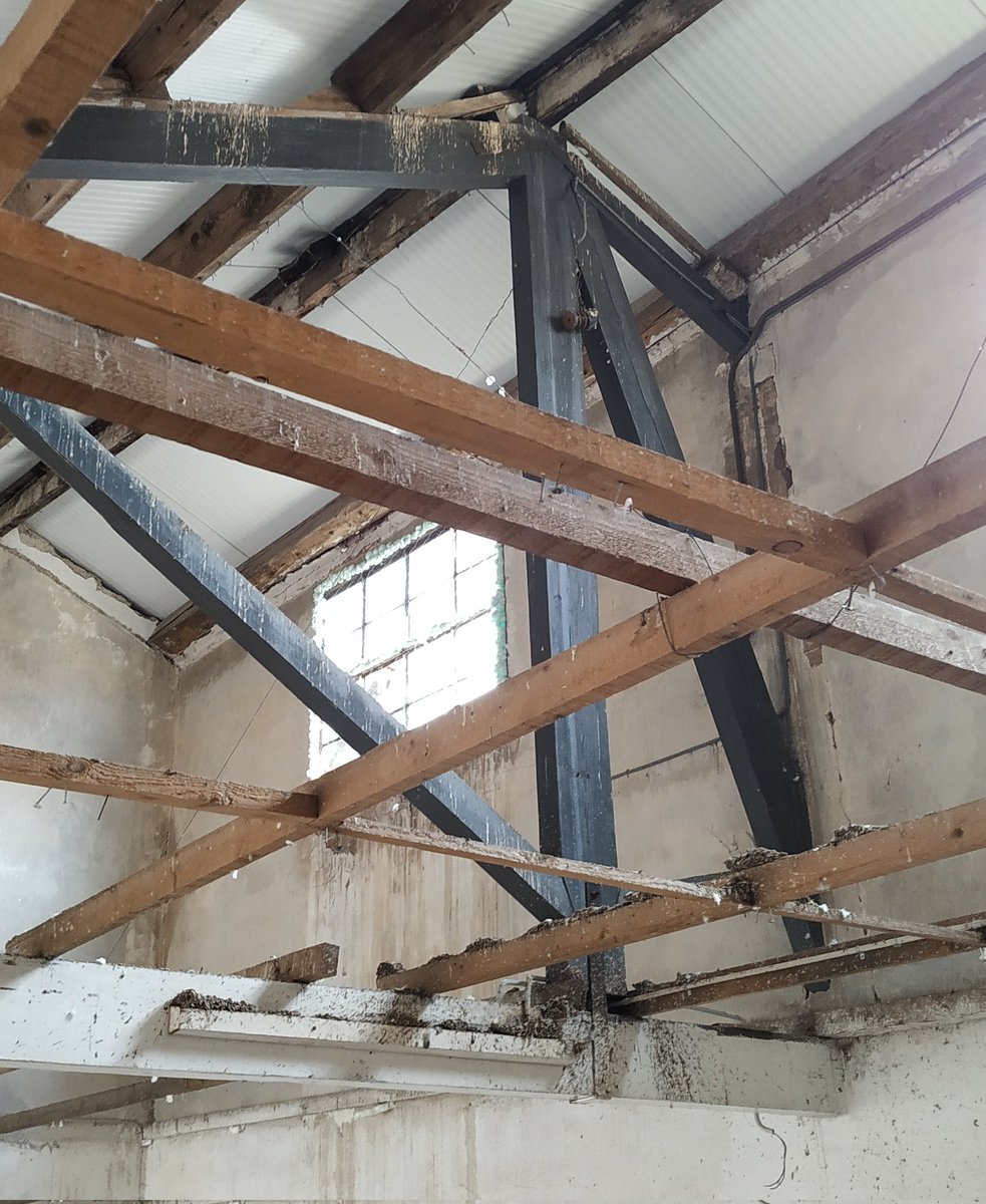 BCNstructures's tweet photo. Seguim amb l'execució del Pla de Cales a les naus ANLA de Castellterçol on hem trobat aquesta encavallada "de Manganella" en molt bon estat, però que ens algun moment va ser escapçada per construir un pati interior i d'aquí aquesta curiosa diagonal que falca la zona superior https://t.co/3fs8VL0p7t