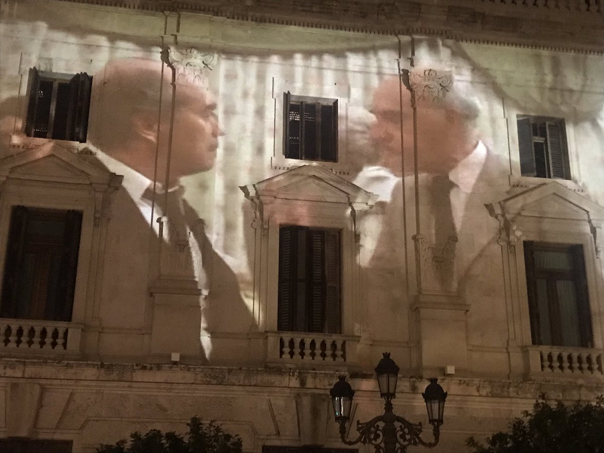 Però quina city tan cool està feta #València! A la plaça major del Cap i Casal un tribut ben xulo al mític <a href="/BerlangaFilm/">Berlanga Film Museum</a> #Austrohungaro