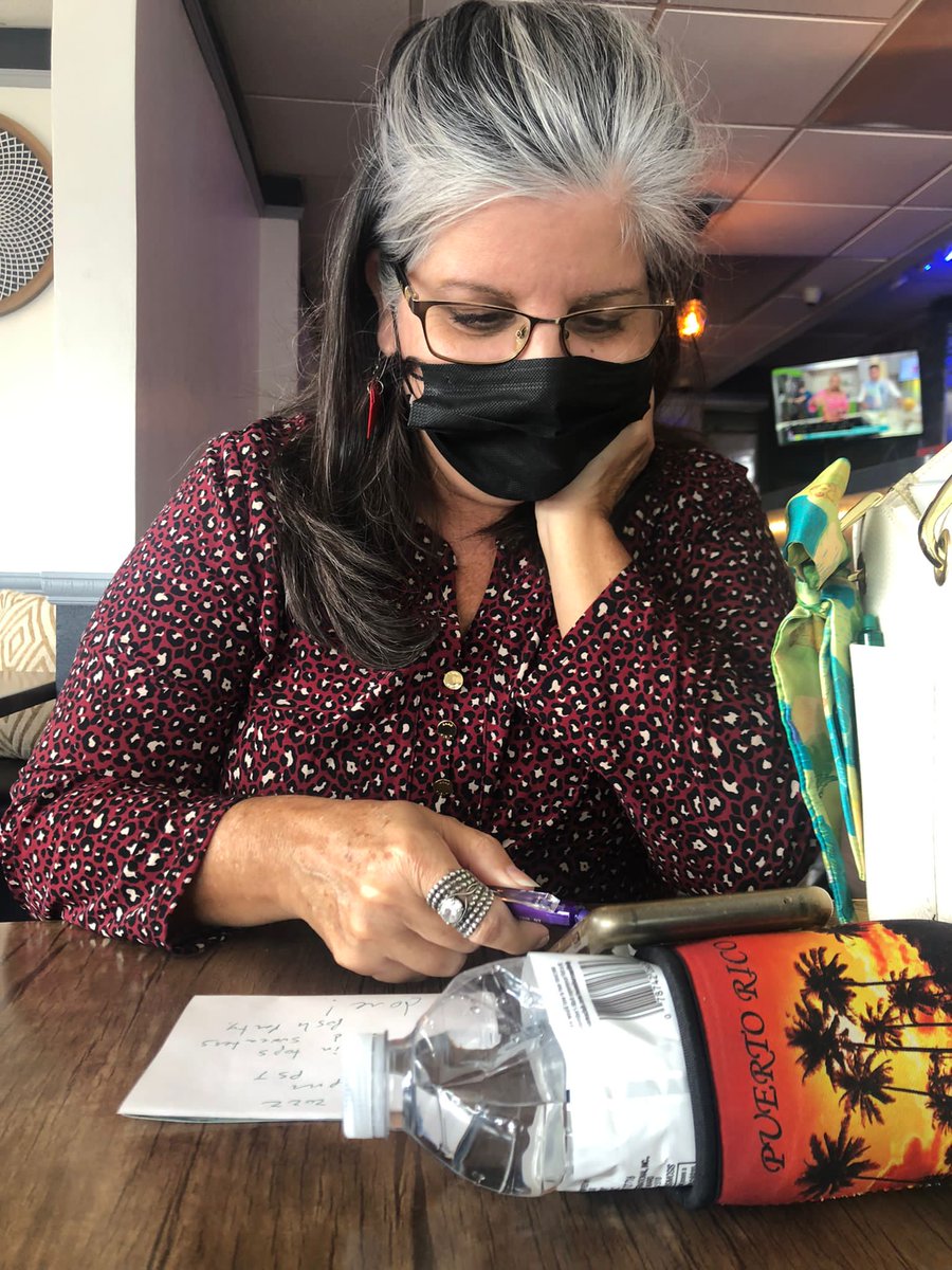 Twi_Tere's tweet photo. La botella de agua fue mi "stand" mientras fui co-host en el primer Posh Party de hoy.

Aprovecho para agradecer su participación. Les deseo pronta venta.

Cada comentario y share los atesoro.

#Poshlove
#PoshTereMontes
#poshambassador❤️ 
#TereMontes
#HostPick
#PoshMentor https://t.co/tMaLLIzurC