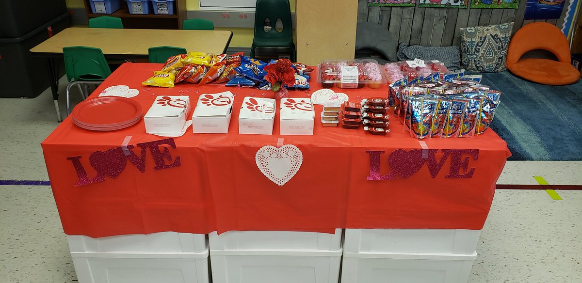 NealyMrs's tweet photo. Definitely feeling the love in our classroom. Parents really went all out with providing the treats and snacks, with a little decor and set up help from me. #cowartadvantage #doingtoomuch #CowartElementary #ValentinesDay2022 https://t.co/qRkDwMZC15