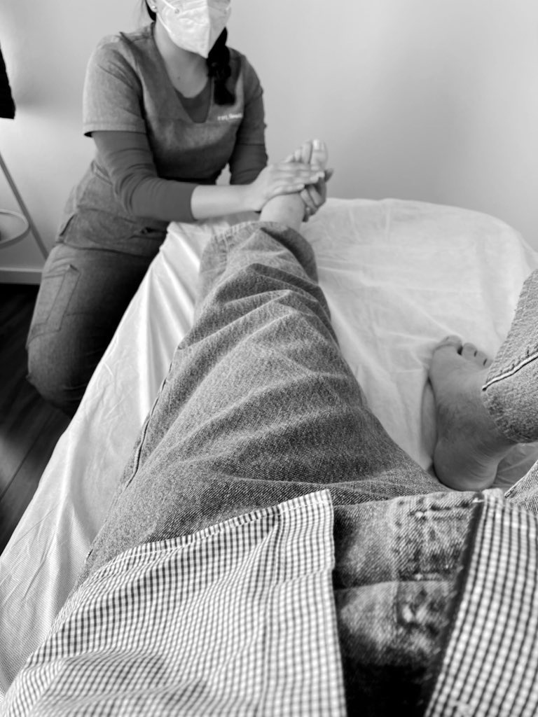 JuanLuisMontero's tweet image. 🥊 Con mi terapeuta; por una inflamación en mi pie izquierdo provocada por un pisotón malintencionado de Carlos Abasolo, #TeamWM, en nuestras prácticas de #BOX.
Pediré, sin reparo, la reparación de mis daños y perjuicios.