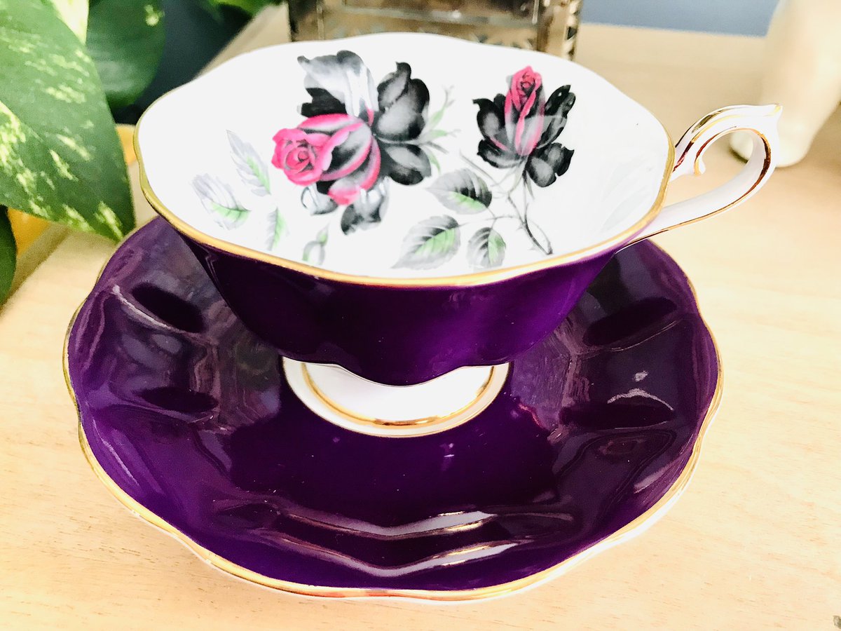 SuzieTighe's tweet photo. Une de mes dernières acquisitions #RoyalAlbert mauve! #porcelaineanglaise #teacupcollection #finebonechina https://t.co/lHjRPAwF8z
