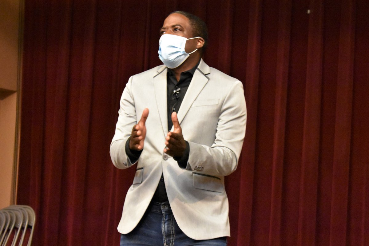 theuofolivet's tweet photo. This week, Olivet College celebrated Black History Month by hosting an event featuring DeAndre Carter, award-winning speaker, author and success strategist. The event also included performances and remarks by students. #OCNation #BeMoreDoGood #GoCOMETS https://t.co/RTH7HM4P4A