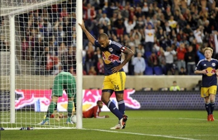 Kojiro22627813's tweet photo. La dédicace de Mbappé au Goat sur sa celebration.
Les vrais savent #Henrying #PSGSRFC https://t.co/NFSyapfApo
