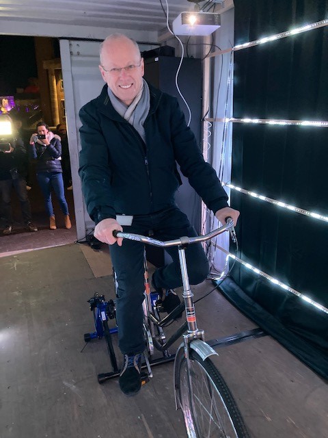 BGvanWakeren's tweet photo. Vanavond opening van LICHT Hengelo. Een interactieve fietstocht door de geschiedenis van Hengelo en een wandeltocht langs mooie lichtobjecten. Tot 27 februari. Komt dat zien! @gemeentehengelo @HengeloPromotie https://t.co/WyrJrTqygp