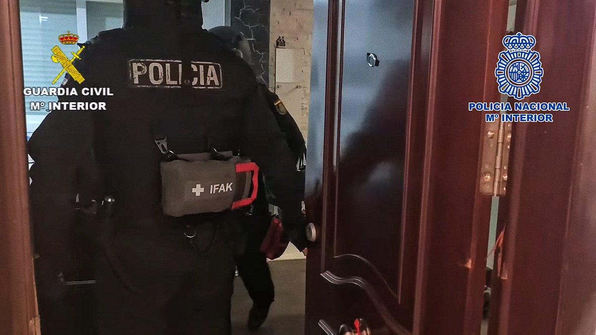 tacticalporn's tweet image. 🇪🇸GOES durante una operación contra el narcotráfico en Sevilla esta semana.

- Tasmanian Tiger IFAK VL L
- Triángulo rojo en el escudo para tratar de focalizar en esa zona los disparos de algún fulano armado.

#PoliciaNacional #GOES #TacticalUnit #TCCC